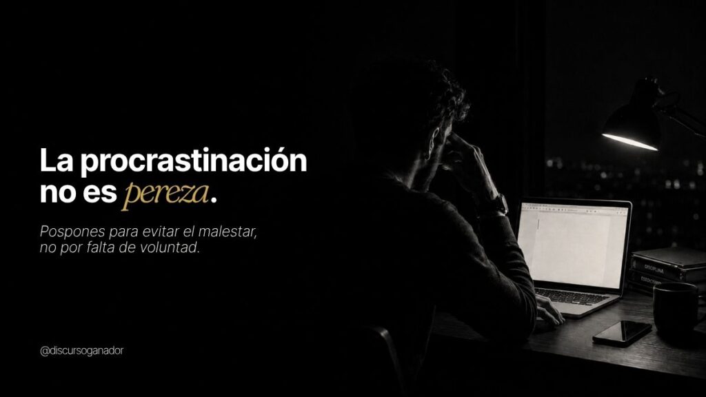Hombre trabajando de noche frente al portátil con la cabeza apoyada en la mano, ilustrando que la procrastinación no es pereza